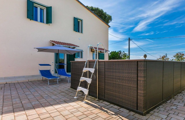 Schönes alleinstehendes Ferienhaus mit Klimaanlage, W-LAN, privatem Pool, TV, Terrasse, Parkplatz