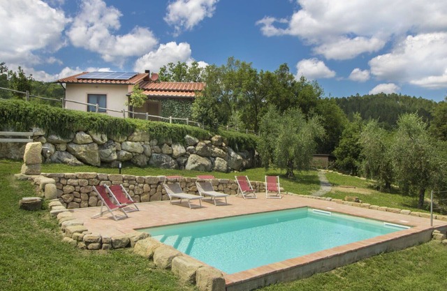 Schönes alleinstehendes Ferienhaus mit W-LAN, privatem Pool, Klimaanlage, TV, Balkon und Parkplatz