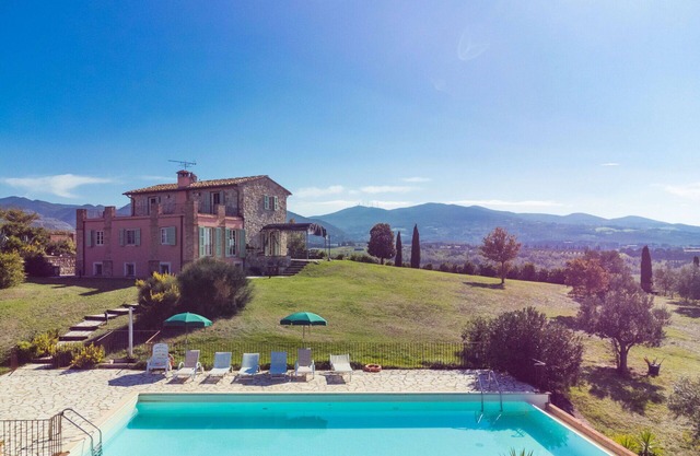 Atemberaubendes alleinstehendes Ferienhaus mit privatem Pool, TV, Haustiere erlaubt und Parkplatz