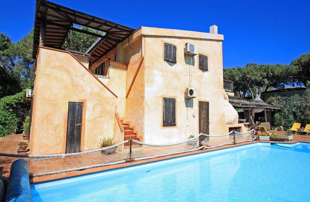 Alleinstehendes Ferienhaus mit privatem Pool, W-LAN, Klimaanlage, TV, Innenhof, Parkplatz