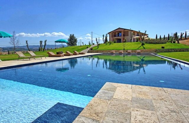 Alleinstehendes Ferienhaus mit W-LAN, Klimaanlage, privatem Pool, TV, Innenhof, Panoramablick