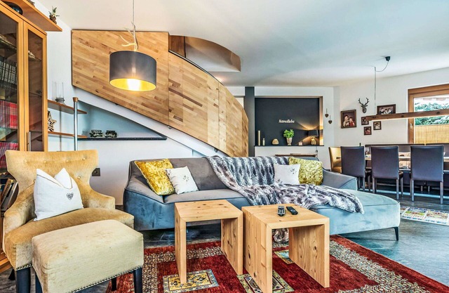 Atemberaubendes alleinstehendes Ferienhaus für 12 Gäste mit W-LAN, TV, Innenhof und Parkplatz