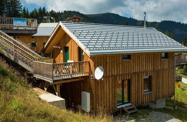 Atemberaubendes alleinstehendes Ferienhaus für 8 Gäste mit W-LAN, TV, Terrasse und Parkplatz