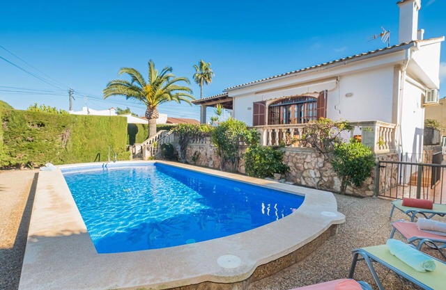 Alleinstehendes Ferienhaus mit privatem Pool, W-LAN, Klimaanlage, TV, Innenhof, Parkplatz