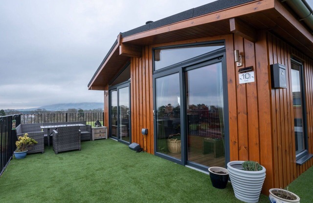 Atemberaubendes alleinstehendes Ferienhaus für 6 Gäste mit W-LAN, TV, Balkon und Parkplatz
