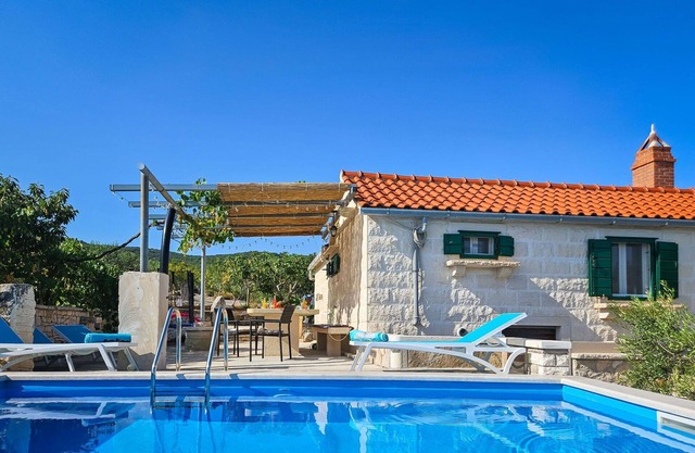 Alleinstehendes Ferienhaus mit privatem Pool, Klimaanlage, W-LAN, TV, Terrasse, Panoramablick
