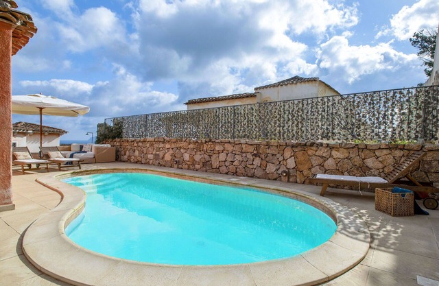 Alleinstehendes Ferienhaus mit Klimaanlage, privatem Pool, W-LAN, TV, Terrasse, Parkplatz