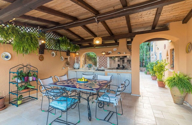 Alleinstehendes Ferienhaus mit Klimaanlage, W-LAN, TV, Innenhof, Haustiere erlaubt, Parkplatz