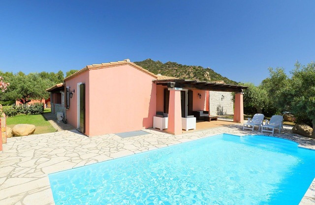 Alleinstehendes Ferienhaus mit privatem Pool, W-LAN, TV, Terrasse, Haustiere erlaubt, Parkplatz