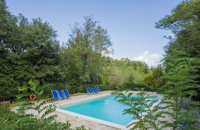 Alleinstehendes Ferienhaus mit Pool, W-LAN, Balkon, Haustiere erlaubt, Panoramablick, Parkplatz