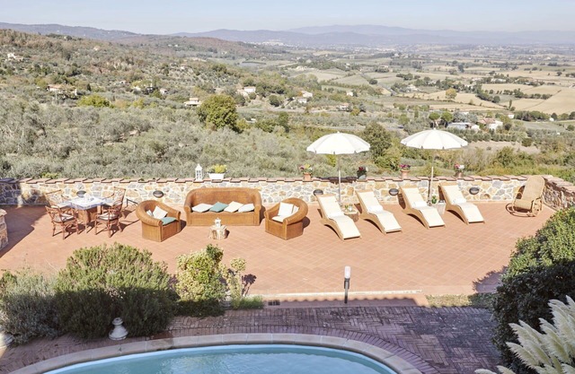 Alleinstehendes Ferienhaus mit privatem Pool, Klimaanlage, Whirlpool, W-LAN, TV, Terrasse