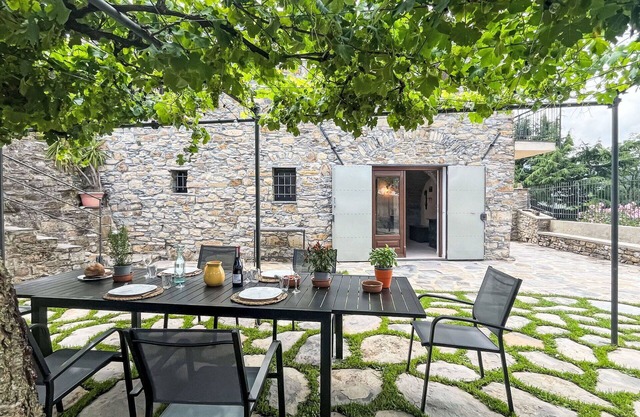 Stunning private villa for 7 people with WIFI, patio and parking
