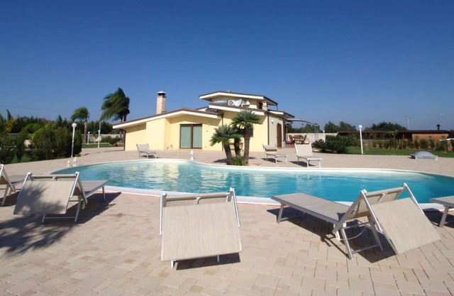 Alleinstehendes Ferienhaus mit Klimaanlage, privatem Pool, Whirlpool, W-LAN, TV, Parkplatz