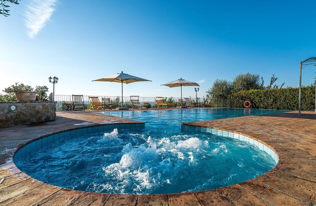 Wunderbares alleinstehendes Ferienhaus mit privatem Pool, Klimaanlage, W-LAN, Whirlpool, TV, Balkon