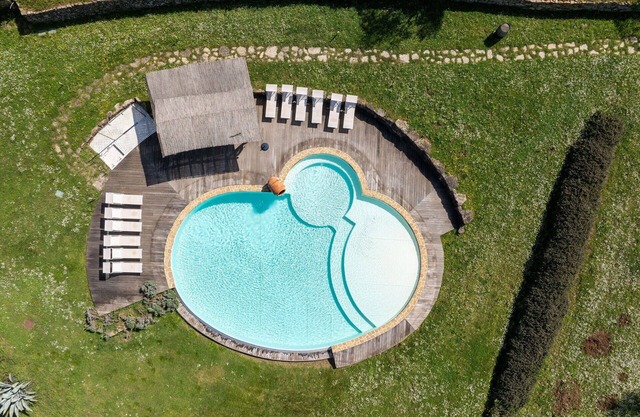 Schönes alleinstehendes Ferienhaus mit Whirlpool, Klimaanlage, W-LAN, privatem Pool, TV, Innenhof
