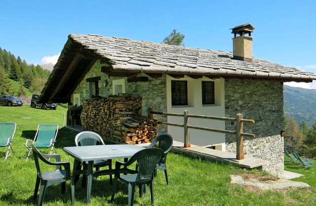 Schönes alleinstehendes Ferienhaus für 9 Personen mit TV, Innenhof und Parkplatz