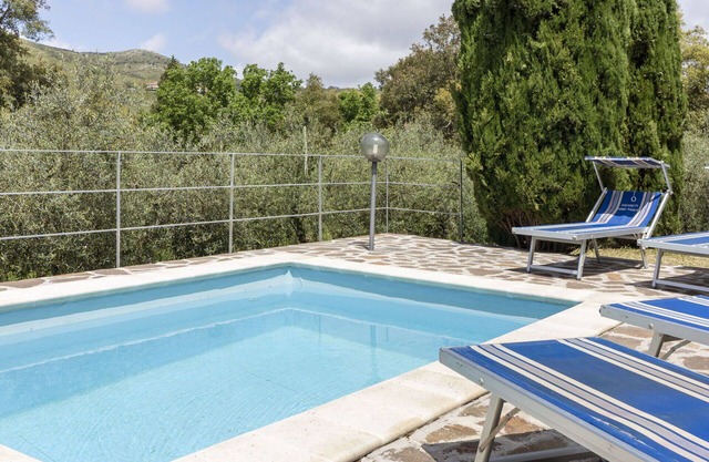 Alleinstehendes Ferienhaus mit privatem Pool, W-LAN, TV, Innenhof, Haustiere erlaubt, Parkplatz