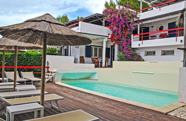 Wunderbares alleinstehendes Ferienhaus mit W-LAN, privatem Pool, Whirlpool, TV, Innenhof, Parkplatz