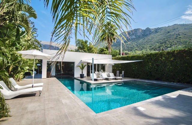 Alleinstehendes Ferienhaus mit Klimaanlage, W-LAN, privatem Pool, TV, Innenhof, Parkplatz
