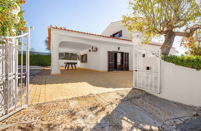 Schönes alleinstehendes Ferienhaus mit W-LAN, privatem Pool, Klimaanlage, TV, Terrasse, Parkplatz