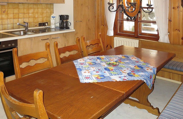 Schönes alleinstehendes Ferienhaus für 10 Personen mit TV, Terrasse und Parkplatz