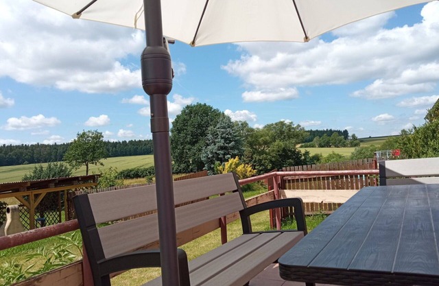 Alleinstehendes Ferienhaus mit privatem Pool, W-LAN, TV, Terrasse, Panoramablick, Parkplatz