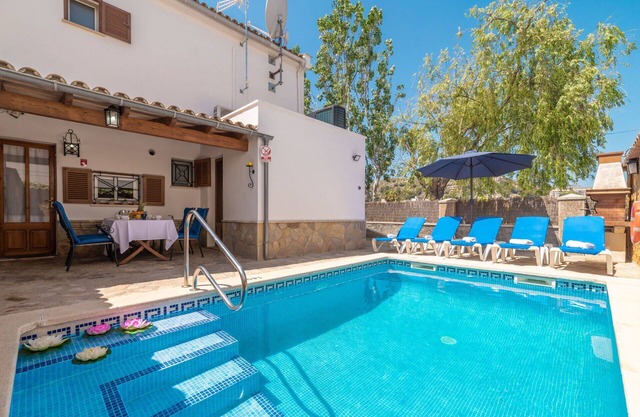 Alleinstehendes Ferienhaus mit privatem Pool, W-LAN, Klimaanlage, TV, Innenhof, Parkplatz