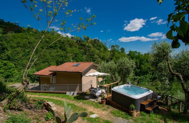 Alleinstehendes Ferienhaus mit W-LAN, Whirlpool, privatem Pool, TV, Innenhof, Parkplatz