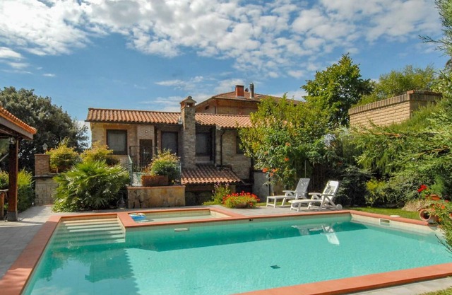 Alleinstehendes Ferienhaus mit privatem Pool, W-LAN, TV, Balkon, Haustiere erlaubt, Parkplatz