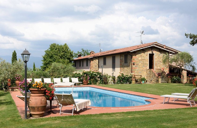 Alleinstehendes Ferienhaus mit W-LAN, Whirlpool, Klimaanlage, privatem Pool, TV, Innenhof