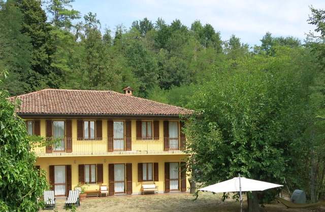 Schönes alleinstehendes Ferienhaus mit Pool, W-LAN, TV, Balkon, Haustiere erlaubt und Parkplatz