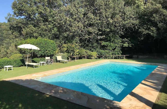 Alleinstehendes Ferienhaus mit Pool, W-LAN, TV, Innenhof, Panoramablick, Parkplatz, bei Lucca