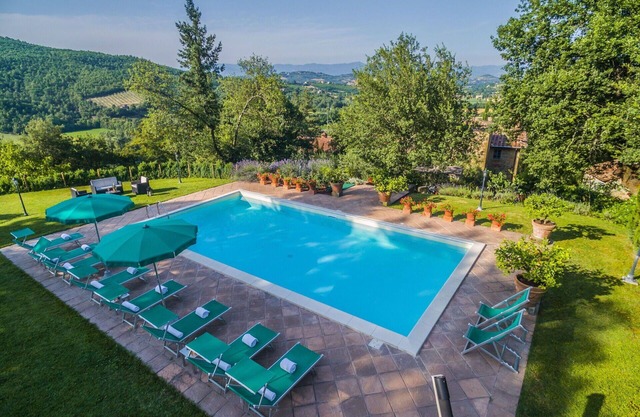 Alleinstehendes Ferienhaus mit privatem Pool, W-LAN, Whirlpool, Klimaanlage, TV, Innenhof