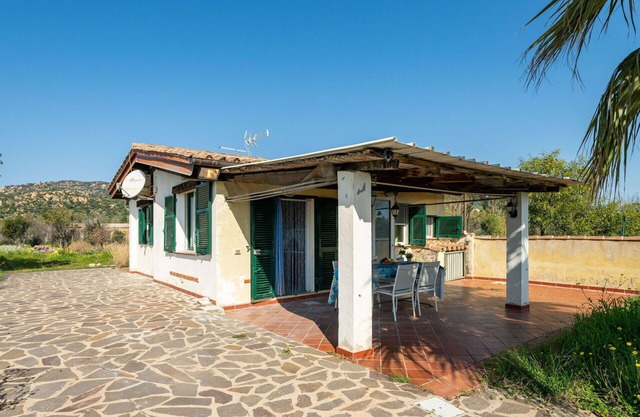 Schönes alleinstehendes Ferienhaus mit W-LAN, Klimaanlage, TV, Innenhof, Panoramablick, Parkplatz