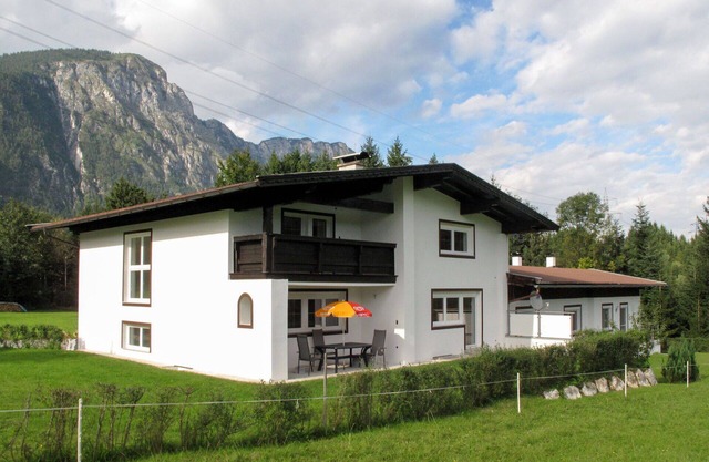 Schönes alleinstehendes Ferienhaus für 10 Leute mit TV, Terrasse, Haustiere erlaubt und Parkplatz