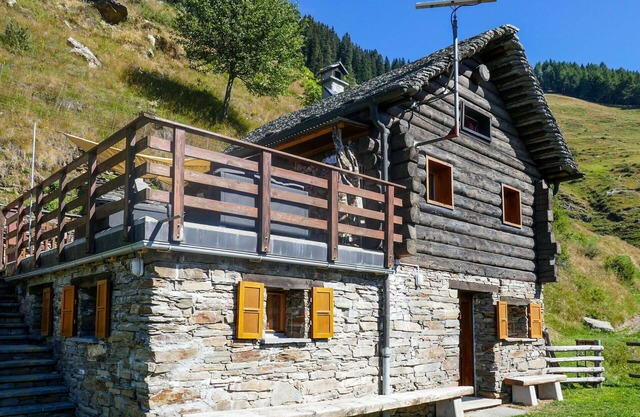 Schönes alleinstehendes Ferienhaus mit W-LAN, Innenhof, Haustiere erlaubt und Parkplatz