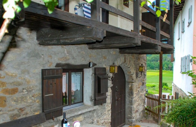 Herrliche Wohnung in einem Ferienhaus mit W-LAN, TV, Balkon, Haustiere erlaubt und Parkplatz
