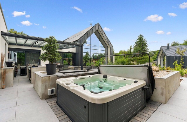 Alleinstehendes Ferienhaus mit Whirlpool, W-LAN, TV, Terrasse, Haustiere erlaubt, Parkplatz