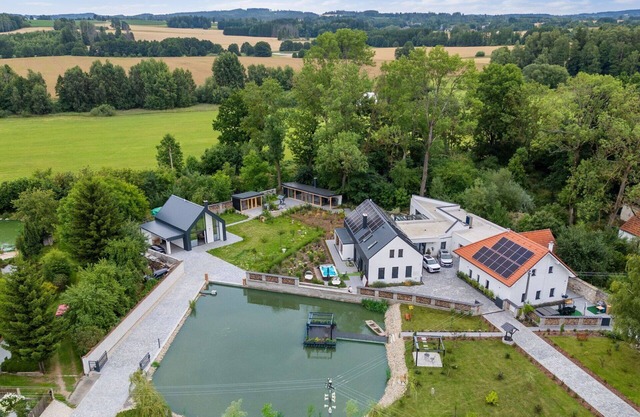Wunderbares alleinstehendes Ferienhaus mit W-LAN, Whirlpool, Klimaanlage, TV, Terrasse, Parkplatz