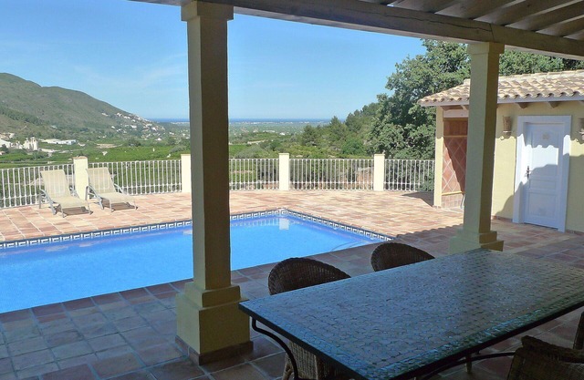 Alleinstehendes Ferienhaus mit Klimaanlage, W-LAN, privatem Pool, TV, Terrasse, Panoramablick