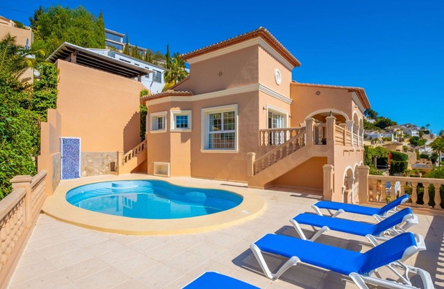 Alleinstehendes Ferienhaus mit privatem Pool, Klimaanlage, W-LAN, TV, Terrasse, Panoramablick
