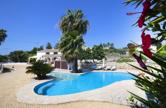 Alleinstehendes Ferienhaus mit Klimaanlage, Whirlpool, W-LAN, privatem Pool, TV, Innenhof