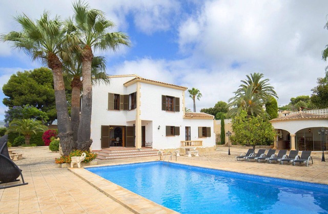 Stunning private villa for 7 guests with private pool, A/C, WIFI, TV, patio and parking