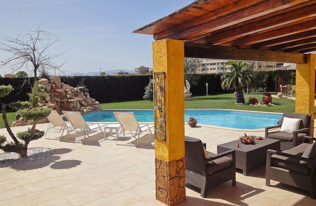 Schönes alleinstehendes Ferienhaus mit privatem Pool, Whirlpool, W-LAN, Klimaanlage, TV, Balkon