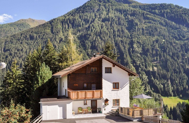 Atemberaubendes alleinstehendes Ferienhaus für 10 Personen mit W-LAN, TV, Balkon und Parkplatz