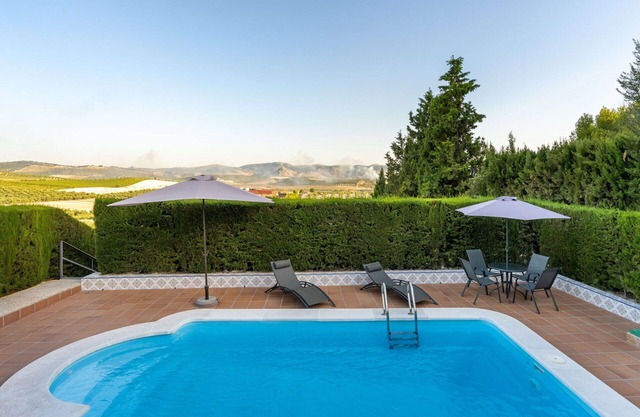 Alleinstehendes Ferienhaus mit W-LAN, Klimaanlage, privatem Pool, TV, Terrasse, Parkplatz