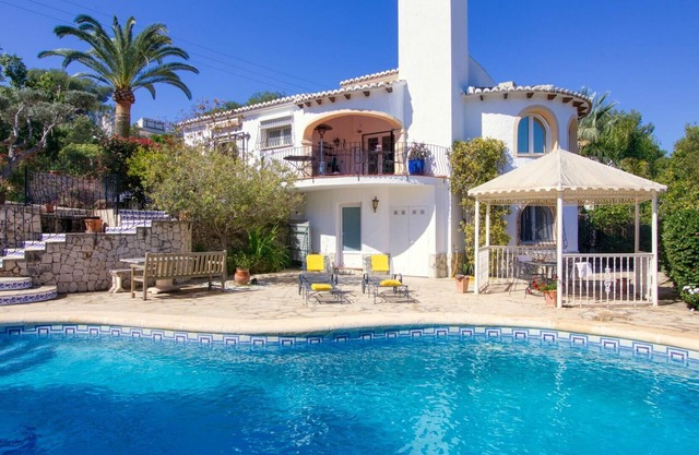 Schönes alleinstehendes Ferienhaus mit W-LAN, privatem Pool, Klimaanlage, TV, Balkon, Parkplatz