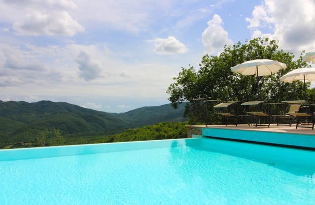 Alleinstehendes Ferienhaus mit W-LAN, privatem Pool, TV, Terrasse, Haustiere erlaubt, Parkplatz