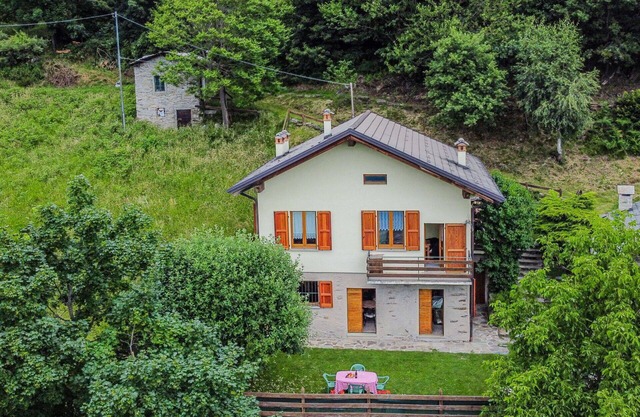 Schönes alleinstehendes Ferienhaus mit TV, Terrasse, Haustiere erlaubt und Parkplatz