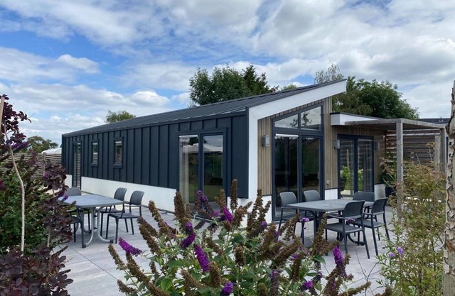 Schönes alleinstehendes Ferienhaus für 8 Gäste mit W-LAN, TV, Terrasse und Parkplatz